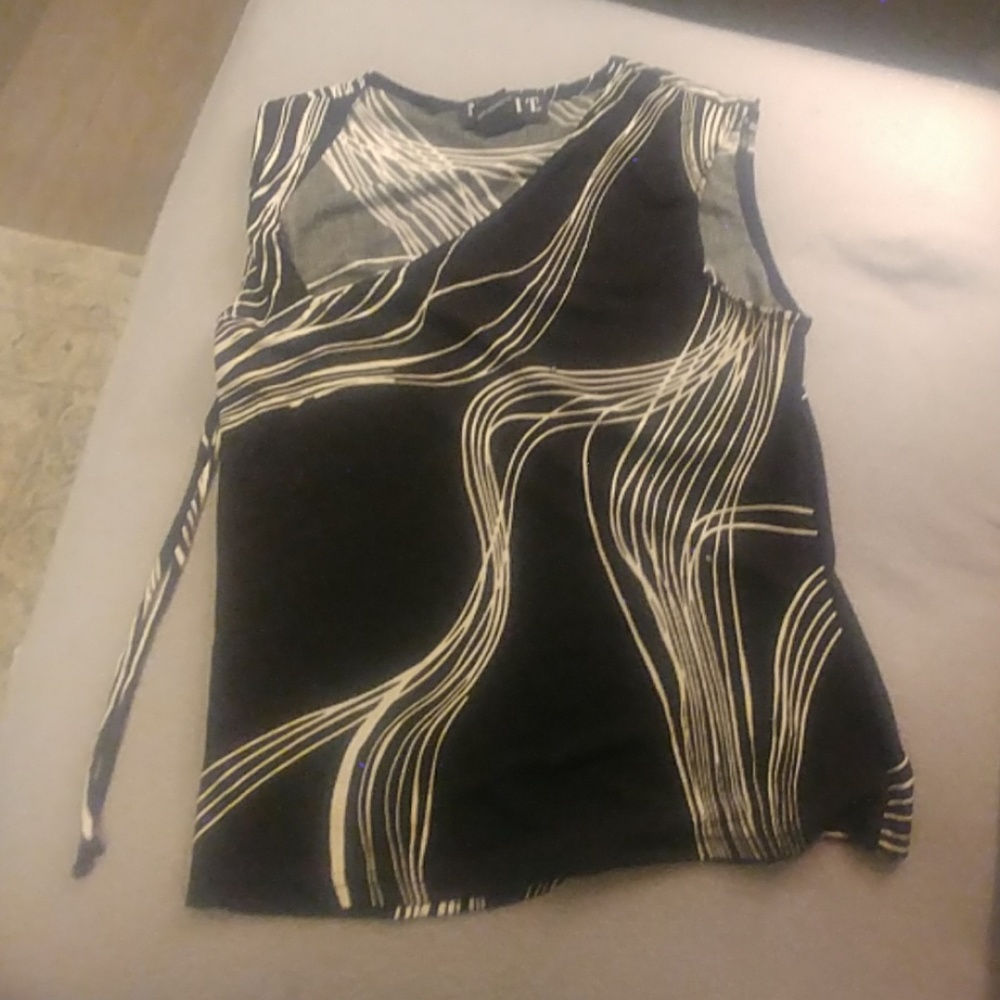 Sleveless black and white shirt